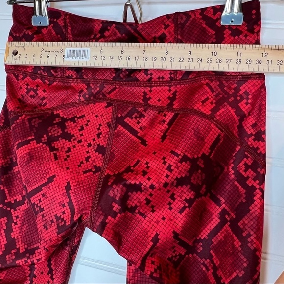 Lululemon Vent It Out Crop Mini Ziggy Snake Red Tide Cranberry / Cranberry Sz 4 - Picture 10 of 13